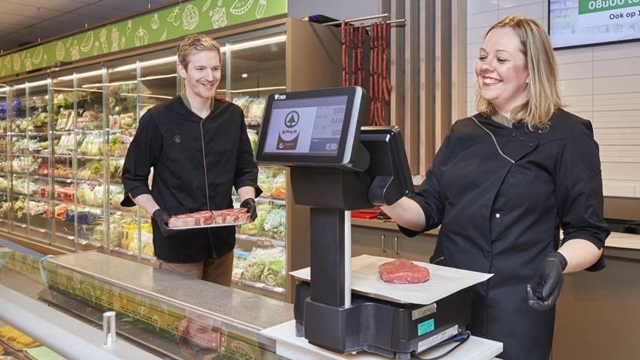 Niels en Glynis trots op slagerij, traiteur- en bakkerij-afdeling